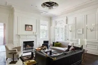 Подвесной светильник от Orange Furniture, винтажный диван Knole, журнальный столик от Angelo Mangiarotti,…