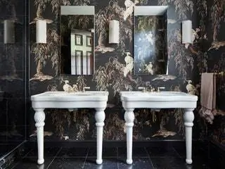 В главной ванной комнате обои от House of Hackney, а настенные светильники от Circa Lighting
