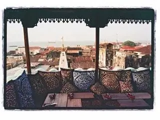 Терраса отеля Emerson Stonetown на фоне Индийского океана