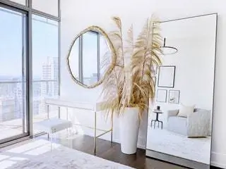 Этот уголок был создан во второй спальне со столом от West Elm и зеркалом, табуреткой и вазой от CB2.nbsp