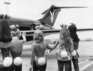 В Лондоне Playboy Bunnies ждут прибытия частного самолета Хью Хефнера под названием Big Bunny. В окружении…