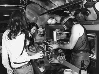 В частном самолете Led Zeppelin были наняты официанты, чтобы обслуживать музыкантов и их гостей во время…