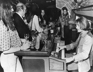 Джон Пол Джонс, участник знаменитой рок-группы Led Zeppelin, играет на электрическом пианино Thomas Organ на борту Боинга…