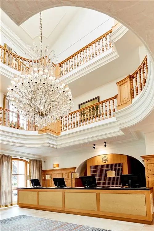 лобби отеля с гигантской хрустальной люстрой