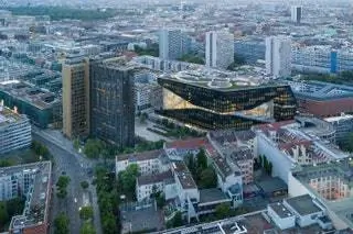 Несмотря на это, архитектурная студия OMA, отвечающая за проектирование новых офисов, продолжала поддерживать…