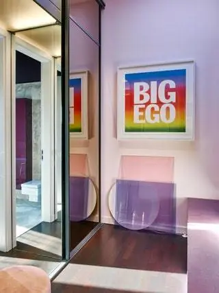 На туалетном столике лампа LT04 e15 и работа Big Ego Джона Джорно