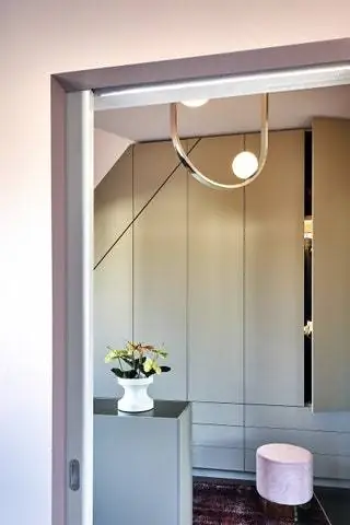 Гардеробная с нестандартными шкафами и лампой от Gropius Lamps