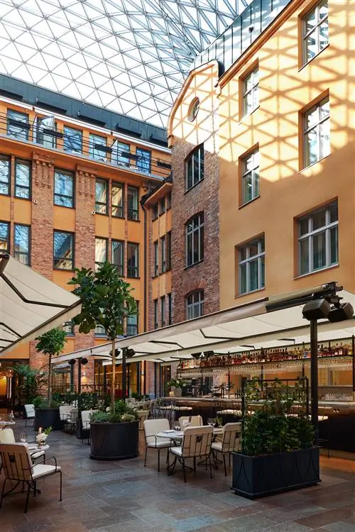 Внутренний двор отеля Villa Dagmar, откуда можно попасть в зал Östermalsm Saluhall