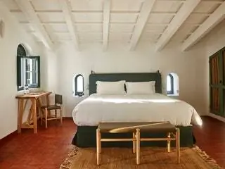 Всего 16 комнат составляют два соединенных дворца этого нового отеля Relais Châteaux