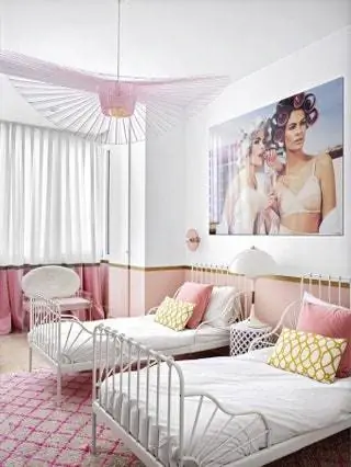 Спальня для девочек с лампой Petite Friture на Rue Vintage 74 и фотографиями в YellowKorner Hermosilla