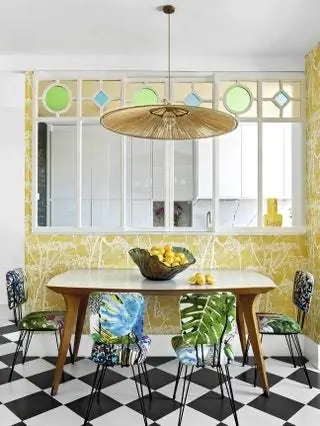 На кухне с полом в шахматную клетку Porcelanosa, обоями Cow Parsley от Cole Son в Pepe Peñalver и витражом, созданным…
