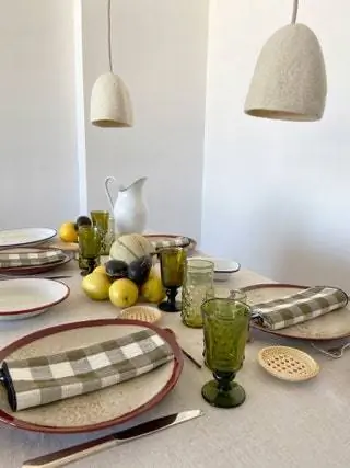 На заднем плане - старый кувшин, который очень удобен, потому что отлично сохраняет холод, - говорит Хоселу
