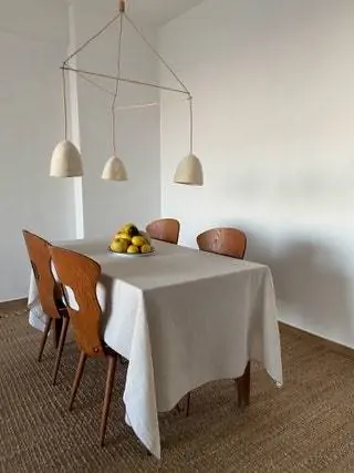 Скатерть из стираного льна натурального цвета от Zara Home и керамическая центральная часть с лимонами