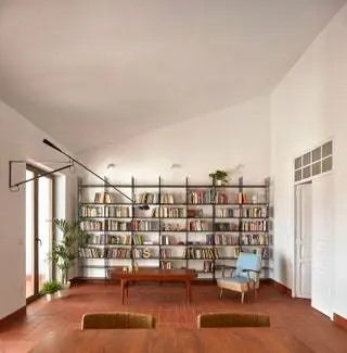 Большой модульный книжный шкаф Multistrux, разработанный в 1961 году компанией Multimueble, возглавляет гостиную