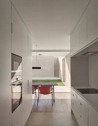 В Casa Max 12 в Валенсии дневная зона была разделена на гостиную-столовую и кухню, расположенную вокруг элемента…