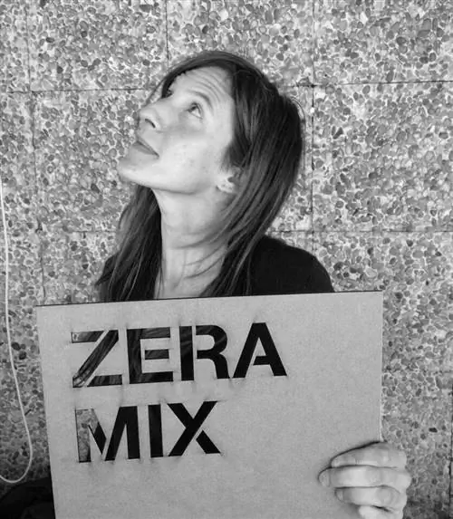 Идоя Грихальбо с вывеской своей фирмы «Zeramix»