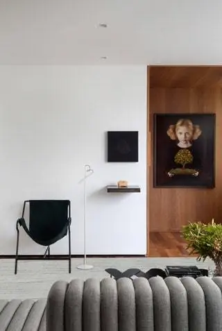 Студия AB and Interior Design подписывает изменение. Современное и винтажное искусство и мебель составляют общую эстетику