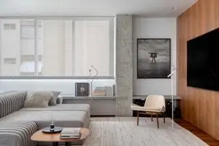 Гостиная с диваном от Líder Interiores и зелеными трехногими креслами от Lina Bo Bardi