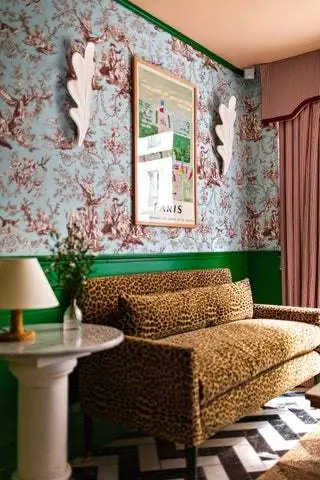 Отель Les Deux Gares является последним дополнением к группе Tourist, возглавляемой Адриеном Глоагеном