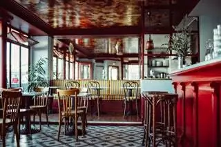 В Caf les deux Gares блюда от шеф-повара Джонатана Швейца выводят ресторан отеля на сцену…
