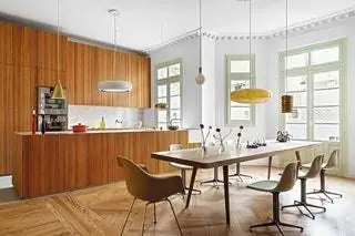 Владельцы спроектировали кухню на основе дубовых планок. Техника Miele и Gaggenau…