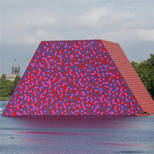 «Лондонская мастаба» в озере Серпентин-Гайд-парк, 2016 год18