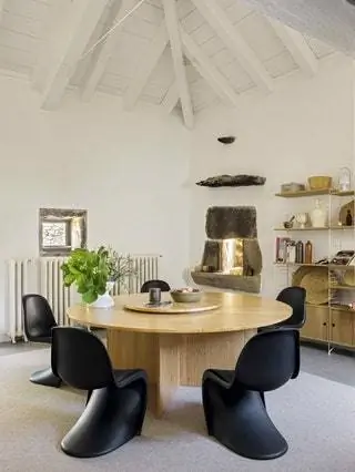 В кухне-столовой стол от Ventura Studio со стульями Panton от Vitra, модульная полка от String и…
