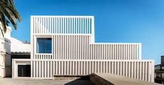 Белые бетонные колонны хотят установить диалог с Casa Grande, зданием Фонда 1913 года в…