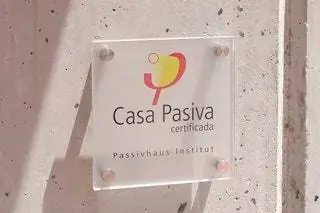 Физические принципы сертификата Passivhaus можно свести к пяти пунктам: правильный уровень изоляции в… Физические принципы сертификата Passivhaus можно свести к пяти пунктам: правильный уровень изоляции в…