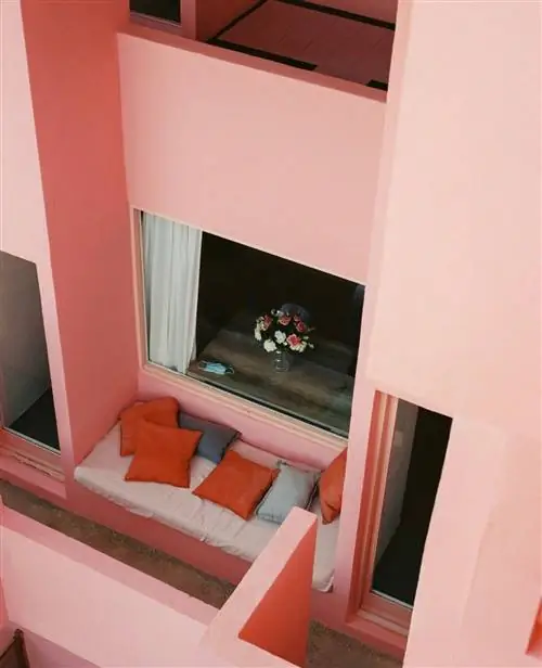 Теперь вы можете спать в самом известном здании в Instagram Airbnb открывает двери La Muralla Roja от Рикардо Бофилла Теперь вы можете спать в самом известном здании в Instagram Airbnb открывает двери La Muralla Roja от Рикардо Бофилла