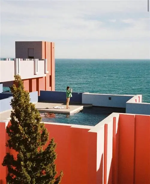 Теперь вы можете спать в самом известном здании в Instagram Airbnb открывает двери La Muralla Roja от Рикардо Бофилла Теперь вы можете спать в самом известном здании в Instagram Airbnb открывает двери La Muralla Roja от Рикардо Бофилла