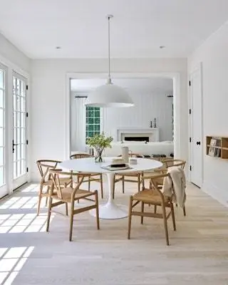 В зале для завтрака стол Saarinen от Knoll, стулья Wishbone от Carl Hansen, а люстра…