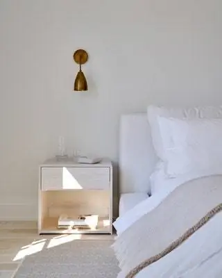 Кровать от RH, тумбочка от Croft House, ковер от Merida Studio, а лампа от Apparatus.nbsp
