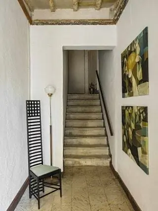 У входа кресло 292 Hill House 1 от Mackintosh, винтажная лампа в стиле Баухаус работы Мохамеда Абу Эльвафа.nbsp