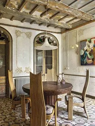 В столовой с фресками 19 века, лепные бамбуковые стулья от Missoni Home из 90-х, стол из ротанга Versemblant с…