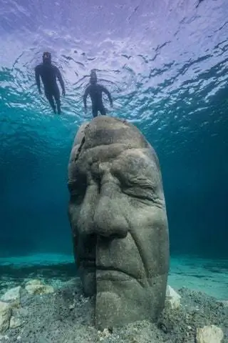 Лица скульптур вдохновлены реальными людьми, местными членами сообщества, например, есть…