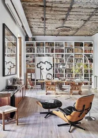 Кресло Eames 50-х годов и письменный стол, созданные как дань уважения серии Autoprogettazione Энцо Мари…