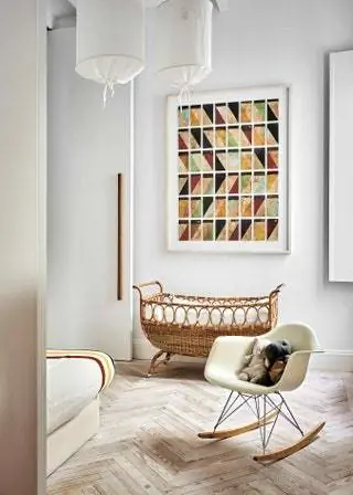 Cradle унаследовала кресло-качалку от издания Eames in Vitra и работу Бруно Олла в галерее Alzueta