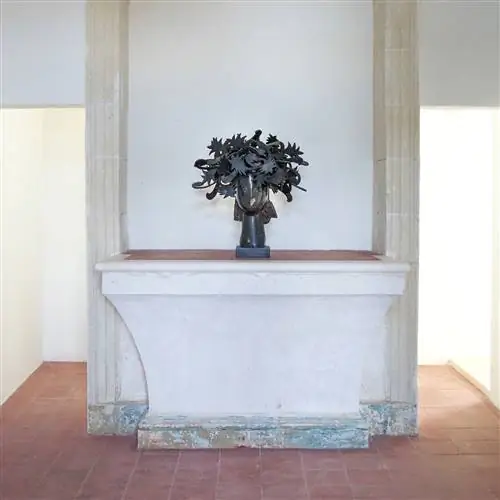 Часовня Кано с бронзовой скульптурой Маноло Вальдса «Ада»