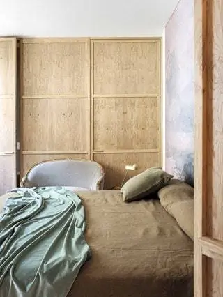 В главной спальне латунные настольные лампы Domo от Cassina, льняное покрывало Wise от Pepe Peñalver,…