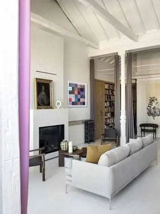 В гостиной диван Williams от Zanotta в Нахарро, маленькие столики 557 Sengu от Patricia Urquiola для Cassina, как и ваза и…