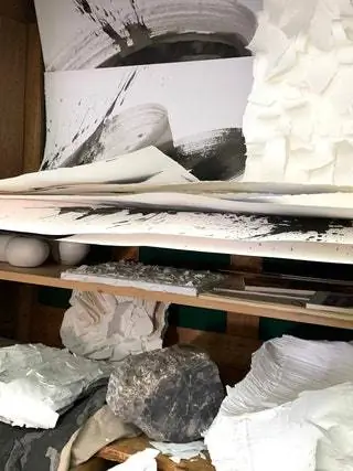 Смолы, бумага, масло, дерево и мрамор - основные элементы творчества Давида Смолы, бумага, масло, дерево и мрамор - основные элементы творчества Давида