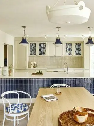 Кухня с выложенным плиткой полуостровом с плиткой Normandy Ceramics, точечными светильниками Urban Electric и нестандартными шкафами…