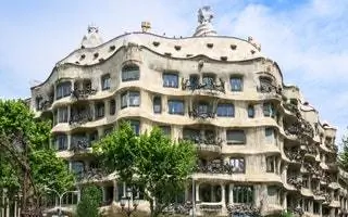 Широко известный как La Pedrera, он является одним из самых известных произведений Антонио Гауди. Он построил его в 1906 году… Широко известный как La Pedrera, он является одним из самых известных произведений Антонио Гауди. Он построил его в 1906 году…