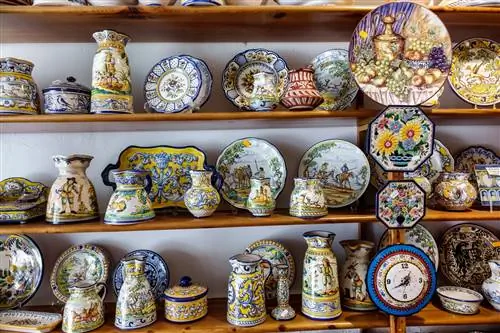 полка с керамическими тарелками и вазами