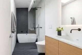 В ванной комнате мебель от Precision CabinetsPrecision Design Source, а плитка от Ceramic Tile Design.nbsp