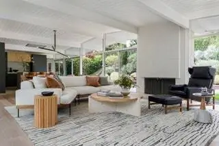 В гостиной ковер от Marc Phillips, диван от Croft House и журнальный столик от Yucca Stuff.nbsp