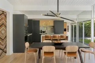 В столовой стол от Jacob May Design, стулья Zanat от Jak W, а подвесная лампа от Apparatus.nbsp