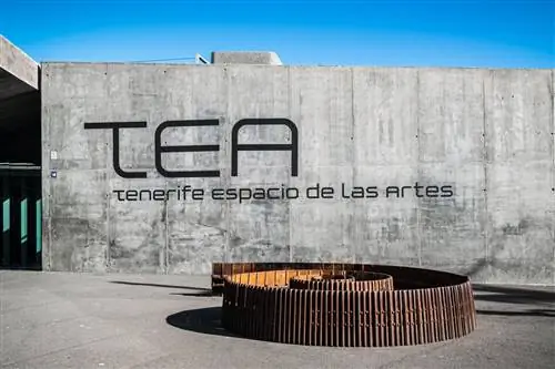 2AMHNBM Здание Tenerife Arts Space, спроектированное Херцогом де Мероном и Вирхилио Гутьерресом