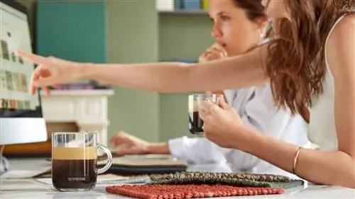Инс Хавьер и Мерседес пьют кофе Nespresso Vertuo Инс Хавьер и Мерседес пьют кофе Nespresso Vertuo